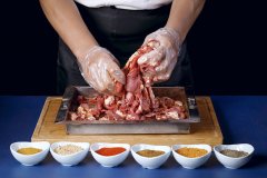 僅100個位，月均營收卻超百萬的中式現拌烤肉店是如何設計出來的？